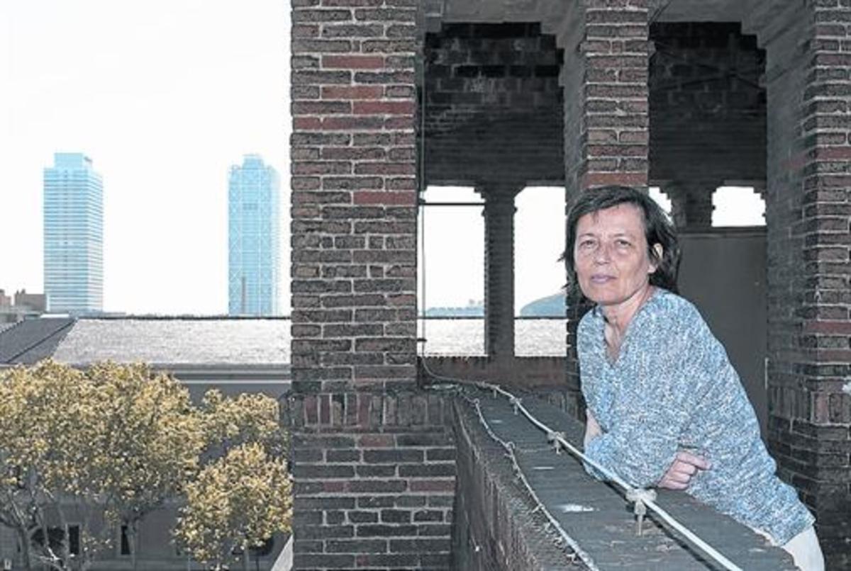 La dramaturga Mercè Sarrias, en la terraza de la biblioteca de Les Aigües, en el campus Ciutadella de la UPF.