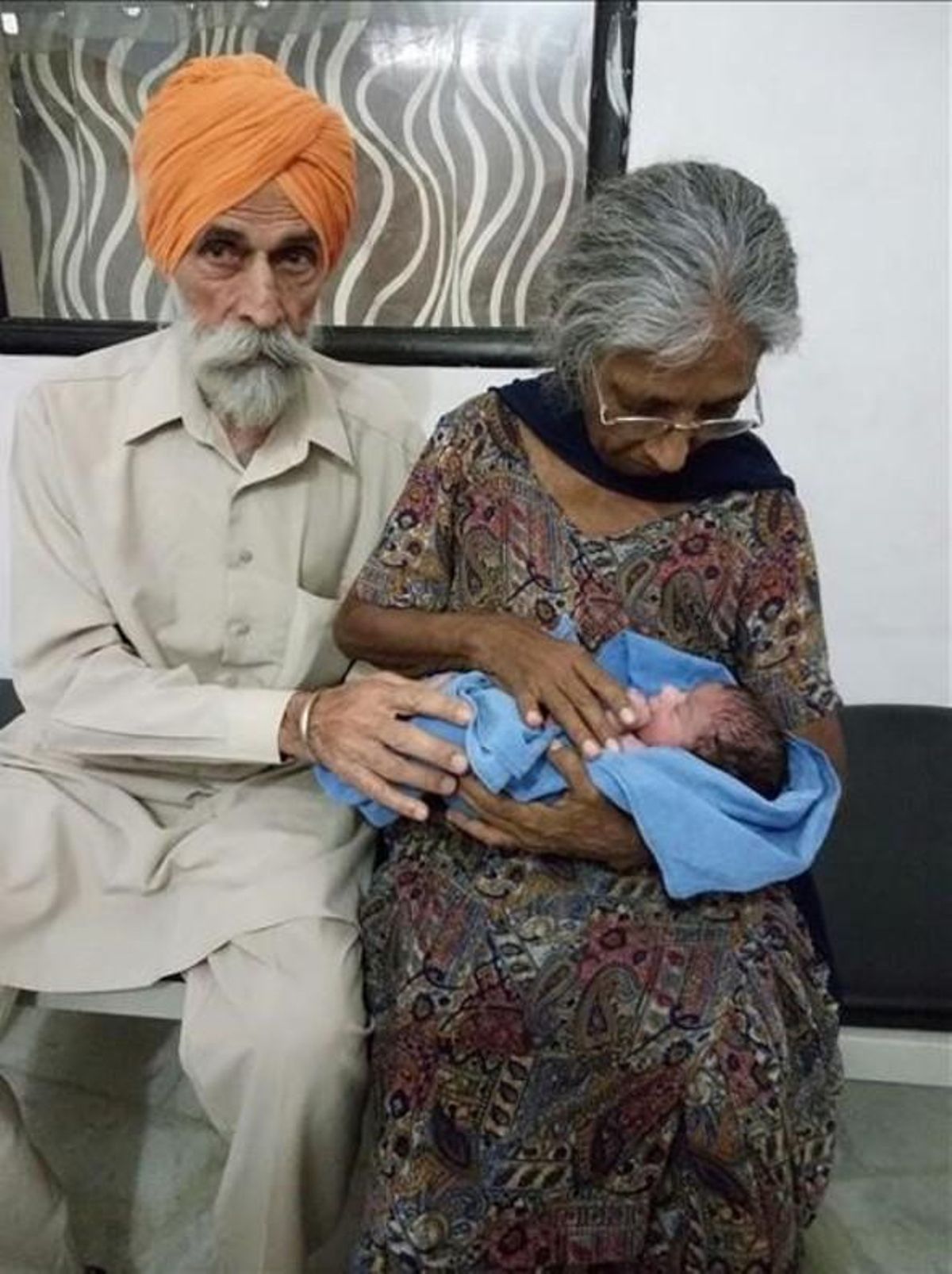 Mohinder Singh Gill y su mujer, Daljinder Kaur, junto a su bebé, en el centro médico de Hisar, en una imagen difundida este martes. Mohinder Singh Gill y su mujer, Daljinder Kaur, junto a su bebé, en el centro médico de Hisar, en una imagen difundida este martes.