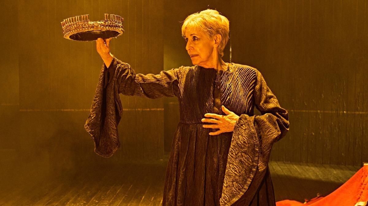 Concha Velasco, en una escena de la obra ’Reina Juana’. Concha Velasco, en una escena de la obra ’Reina Juana’.