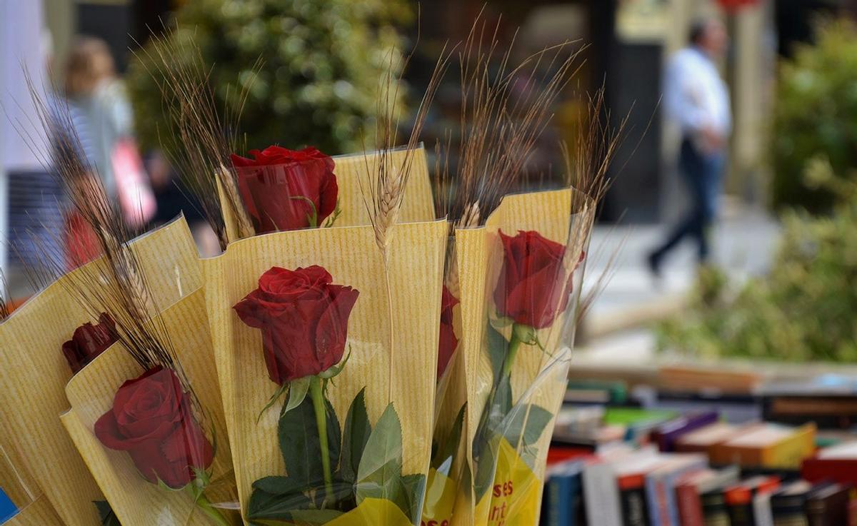 Una parada de rosas y libros por Sant Jordi.