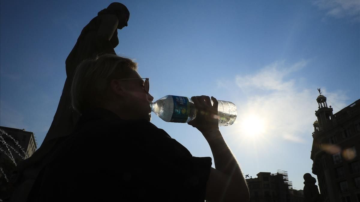 Un turista se refresca en Barcelona durante una ola de calor. Un turista se refresca en Barcelona durante una ola de calor.
