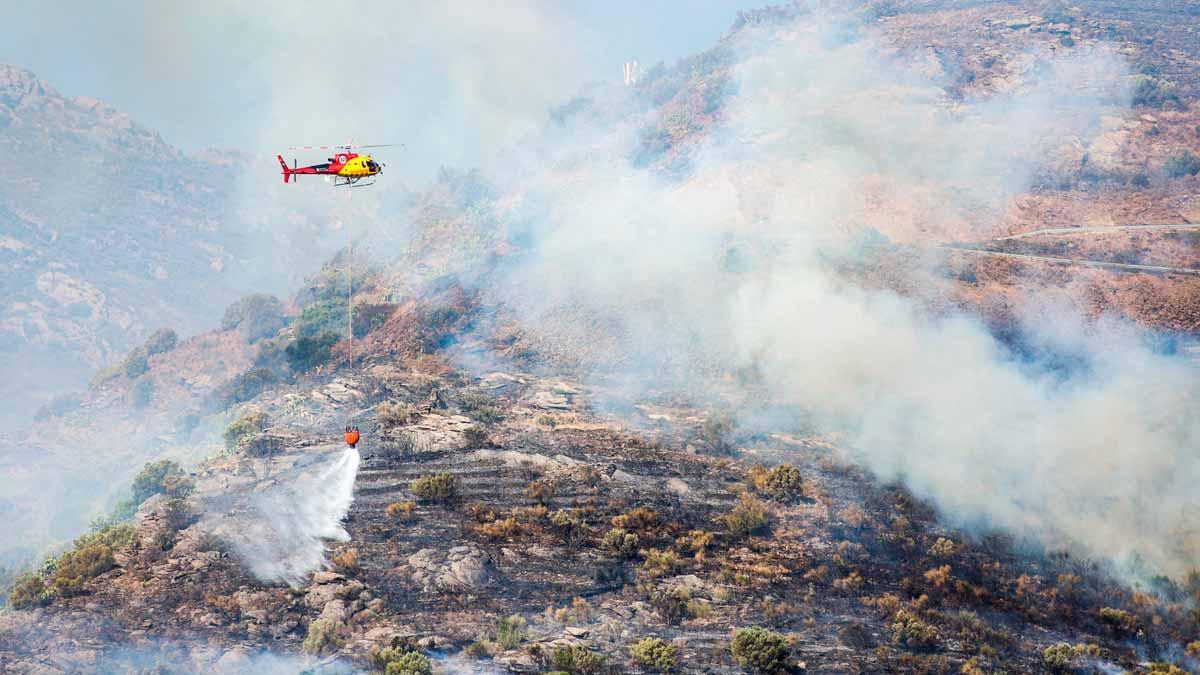 La ’consellera’ Teresa Jordà hace un llamamiento de alarma ante el riesgo de incendios en Catalunya. En la foto, un helicóptero trabaja en la extinción de un incendio en el Cap de Creus.