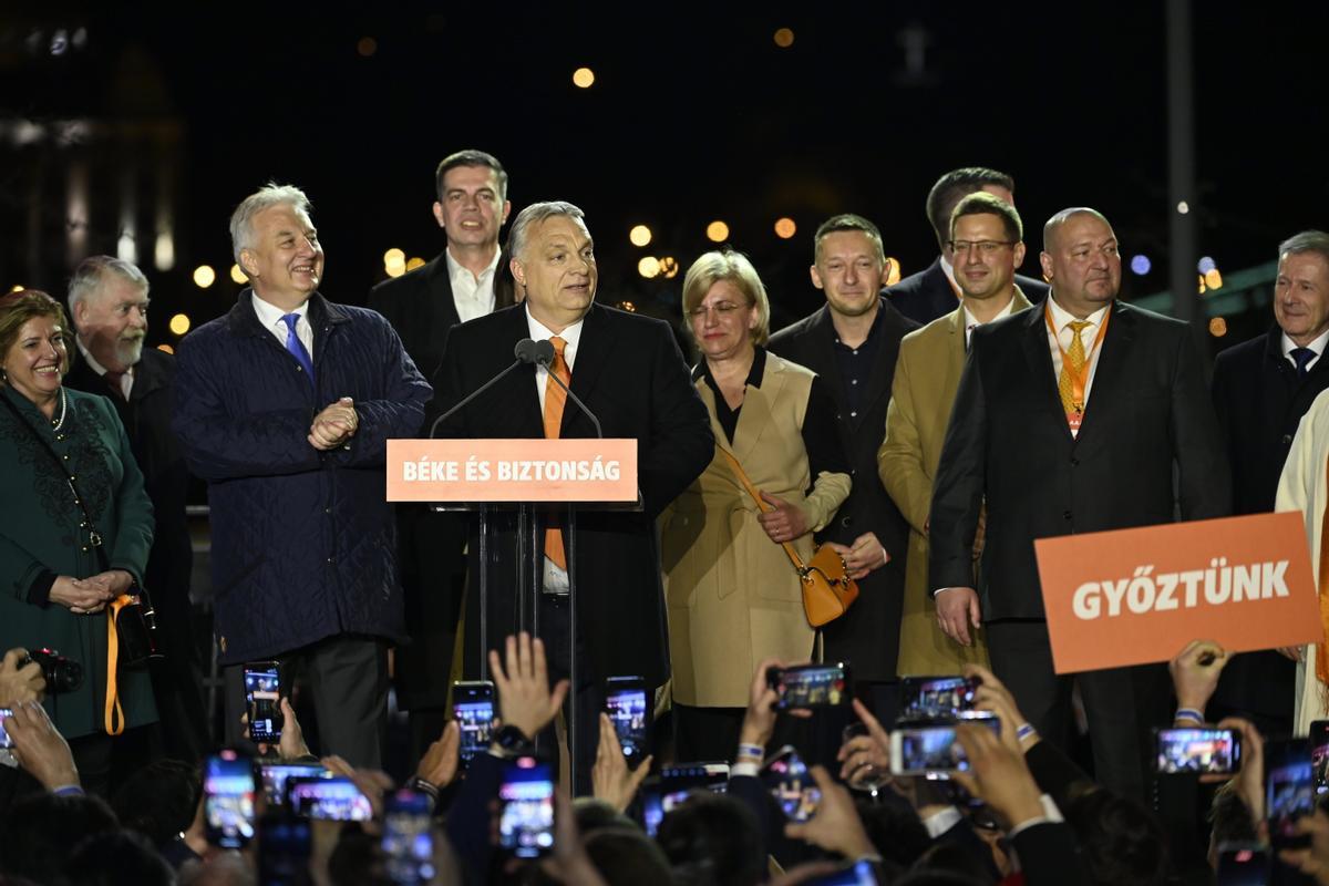 Viktor Orbán da un discurso tras su victoria electoral en Hungría.