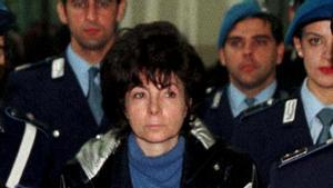 Patrizia Reggiani, esposa del magnate de la moda asesinado Maurizio Gucci, rodeada por la policía mientras sale de un tribunal de Milán.