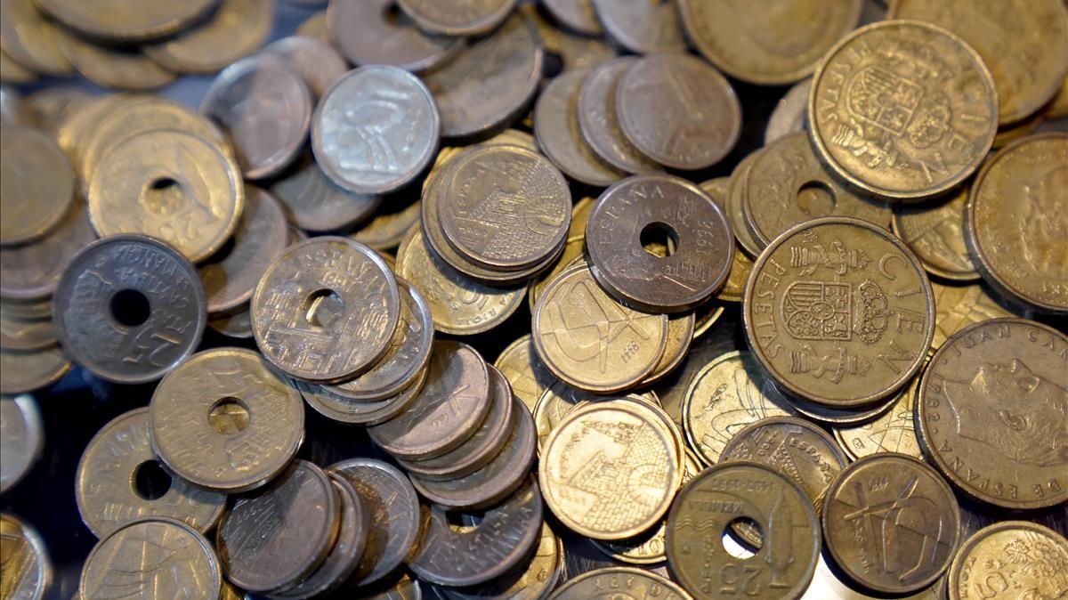 Monedas de 25, 100, 5 y demás pesetas.