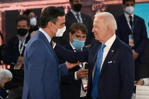 El presidente del Gobierno, Pedro Sánchez, conversa con el presidente de Estados Unidos, Joe Biden, durante la última cumbre del G20, en Roma, Italia, el pasado 30 de octubre de 2021.