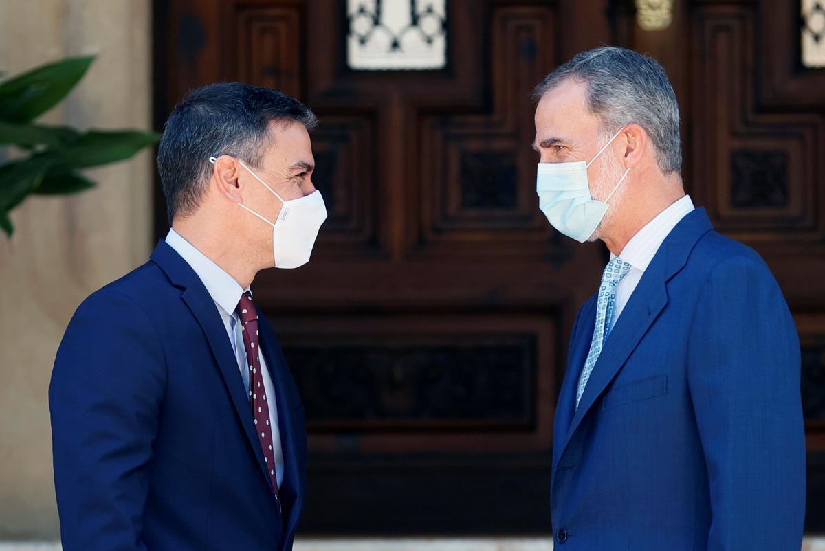El rey Felipe VI recibe al presidente del Gobierno, Pedro Sánchez, en Marivent, Palma, antes de su tradicional despacho veraniego, el pasado 3 de agosto de 2021. El rey Felipe VI recibe al presidente del Gobierno, Pedro Sánchez, en Marivent, Palma, antes de su tradicional despacho veraniego, el pasado 3 de agosto de 2021.