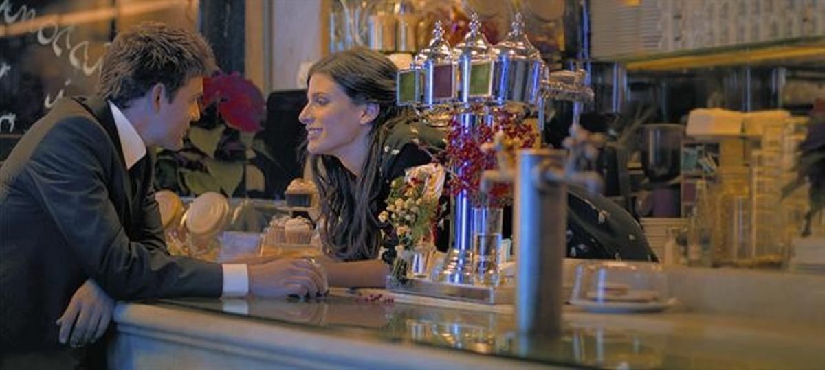 Una escena del espot que protagonizan el actor Roger Coma y la modelo Lena Solà en el Born Bar del Born.