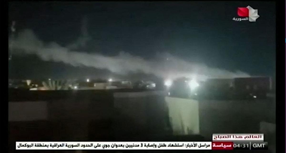 Imagen de la televisión siria del ataque contra la base de las milicias proiranís de Irak en la frontera con Siria.