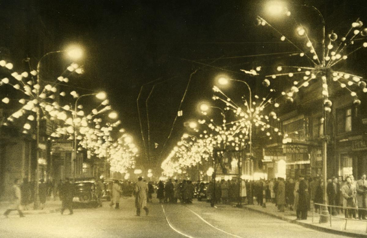 Pelai, una de las primeras calles con luces de Navidad en Barcelona, en 1957.