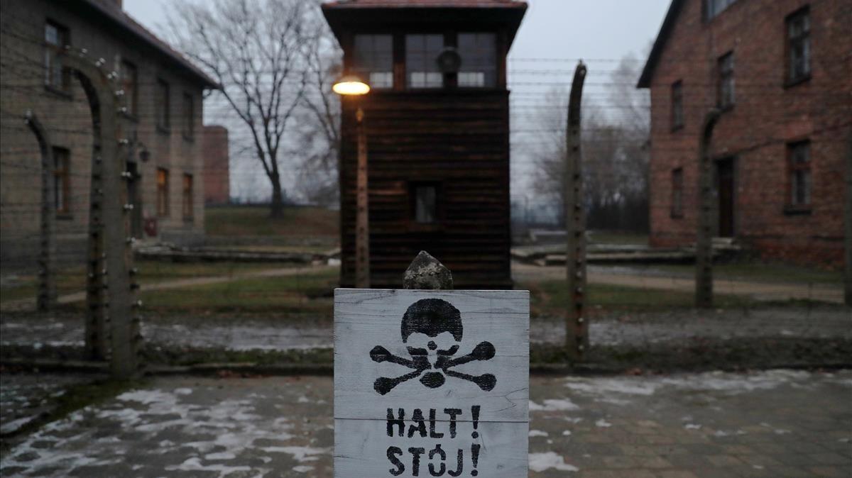 Una señal de alto, en alemán y en polaco, en el campo de exterminio de Auschwitz, durante la conmemoración del aniversario de la liberación, el pasado 27 de enero. Una señal de alto, en alemán y en polaco, en el campo de exterminio de Auschwitz, durante la conmemoración del aniversario de la liberación, el pasado 27 de enero.