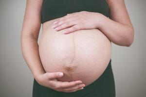 Ley de familias: El padre podrá adelantar 10 días su permiso para cuidar de la madre antes del parto
