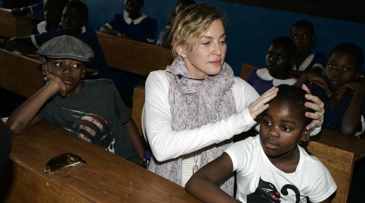 Madonna con su hija adoptiva Mercy James. Madonna con su hija adoptiva Mercy James.