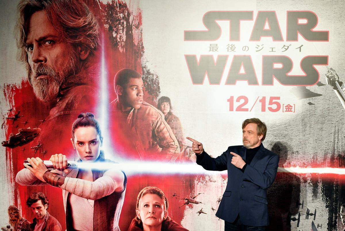 El actor estadounidense Mark Hamill posa para los fotógrafos durante un evento por la película Star Wars: Episodio VIII - Los últimos Jedi en Tokio, en una imagen de archivo. EFE/ Franck Robichon