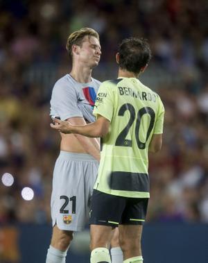 De Jong frente a Bernardo Silva durante el partido en favor de la lucha contra la ELA entre el FC Barcelona y el Manchester City.  