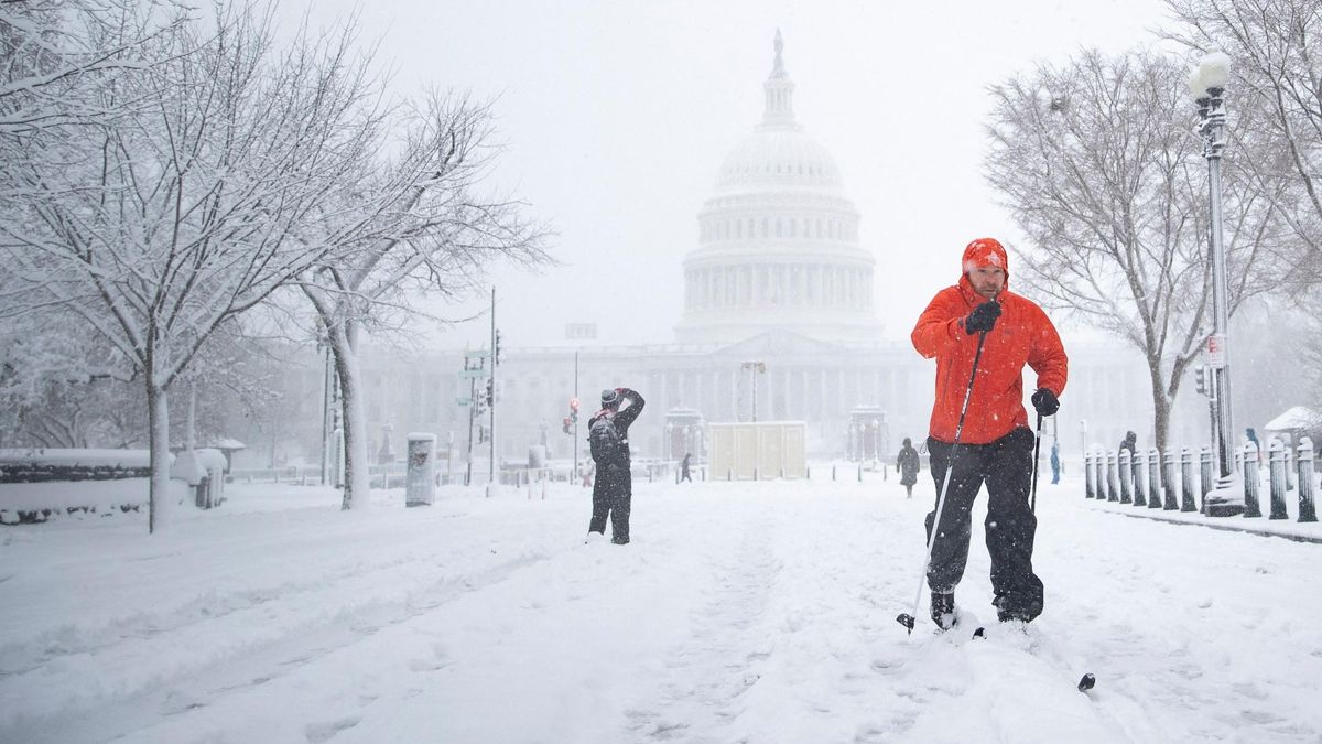 Una tormenta de nieve golpea la costa este de Estados Unidos Una tormenta de nieve golpea la costa este de Estados Unidos