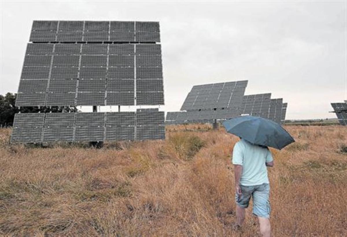 Un propietario de paneles solares en Linyola se acerca a revisar la instalación.