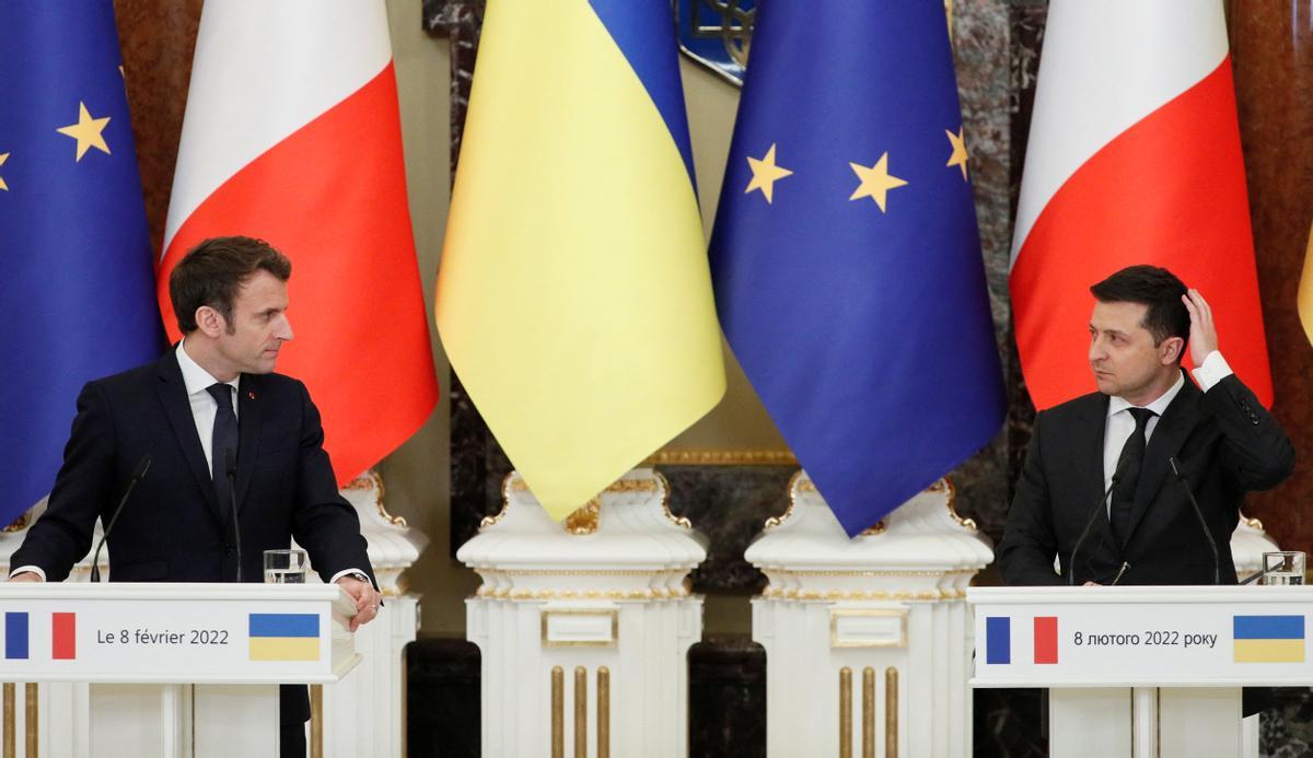El presidente de Ucrania, Volodímir Zelenski , y el presidente francés, Emmanuel Macron, en la rueda de prensa conjunta que han ofrecido en Kiev.