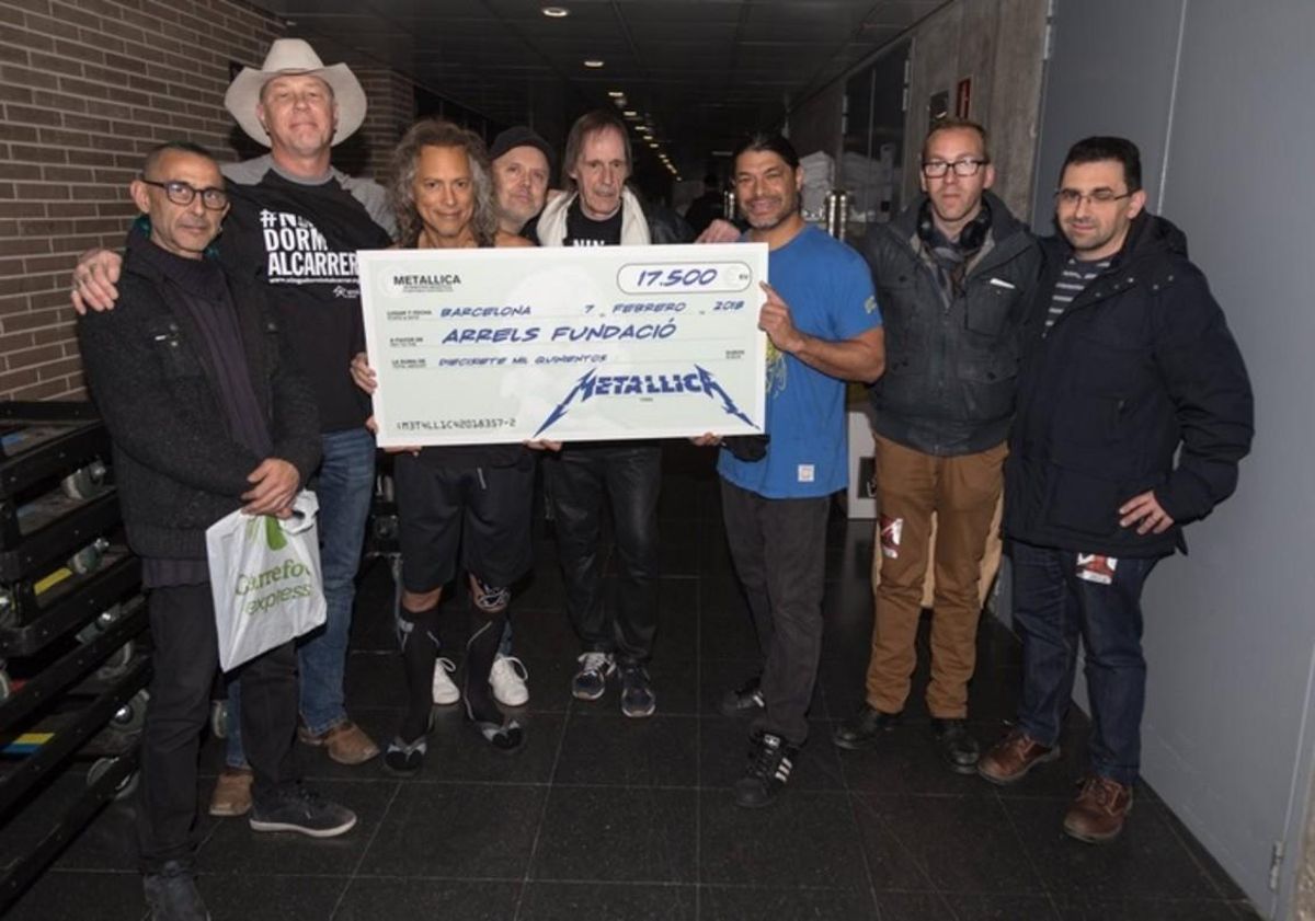 Momento de la donación de Metallica a Arrels. Momento de la donación de Metallica a Arrels.