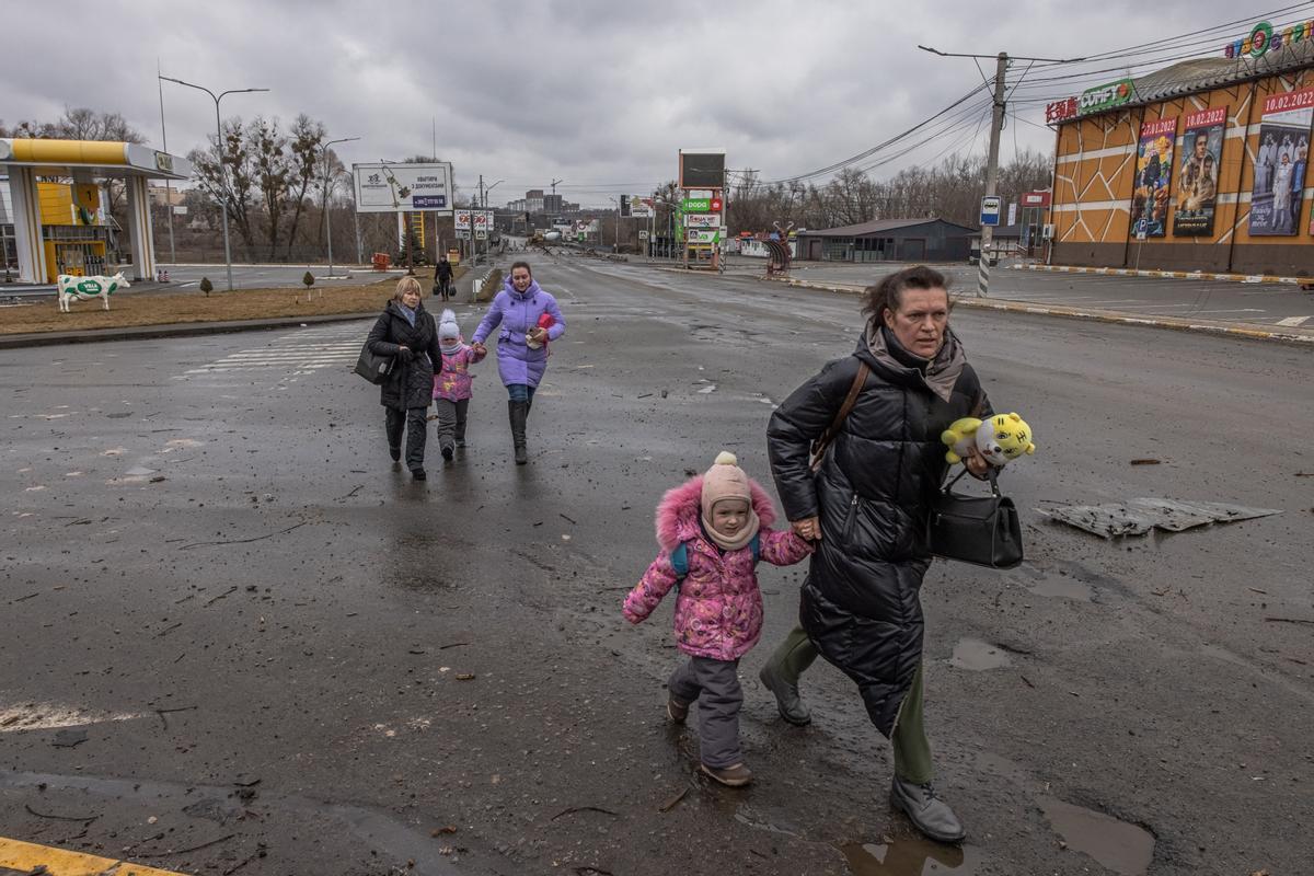 Mujeres y niños huyen de las ciudades de Bucha e Irpin tras los intensos combates que han estallado en los últimos días entre las fuerzas ucranianas y rusas. 