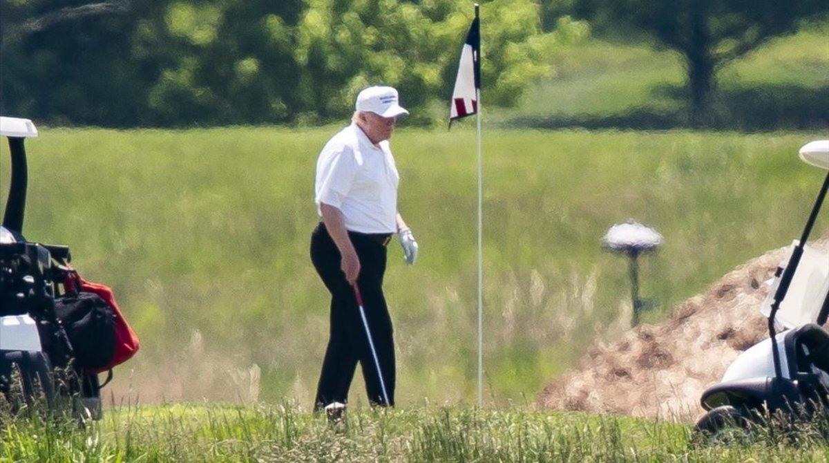 Trump Vuelve A Jugar Golf En Uno De Sus Clubes Tras El Coronavirus