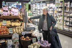 Una mujer compra en un supermercado en Barcelona.
