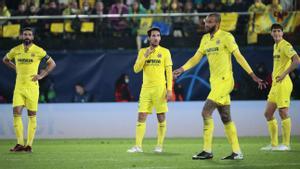 Los jugadores del Villarreal reaccionan tras el tercer gol del Liverpool, durante el partido de vuelta de las semifinales de la Liga de Campeones