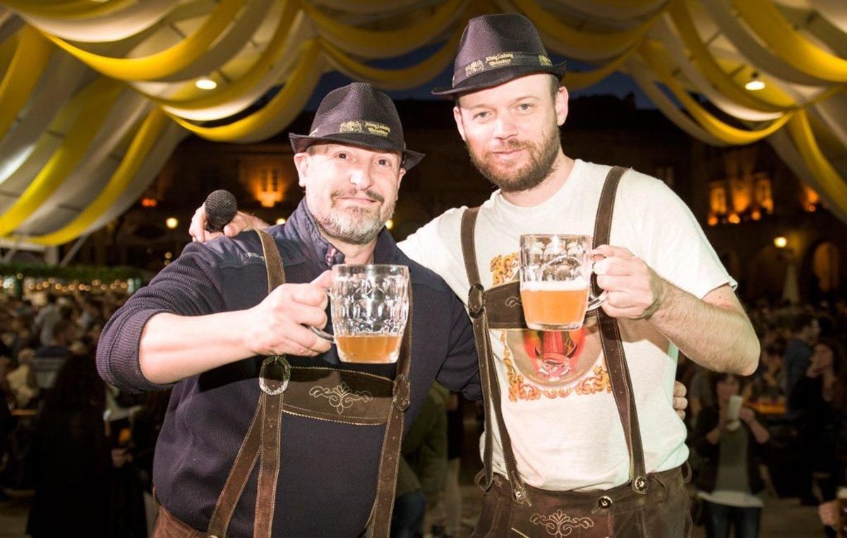 Dos de los asistentes a una edición anterior de la Biergarten. Dos de los asistentes a una edición anterior de la Biergarten.