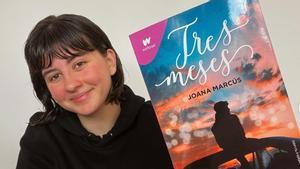 Joana Marcús posa con su nuevo libro ’Tres Meses’, tras el éxito de su primera saga. 