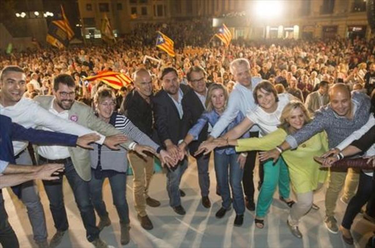 Raül Romeva, Oriol Junqueras, Artur Mas y otros candidatos de Junts pel Sí, en el mitin de Lleida de ayer. Raül Romeva, Oriol Junqueras, Artur Mas y otros candidatos de Junts pel Sí, en el mitin de Lleida de ayer.