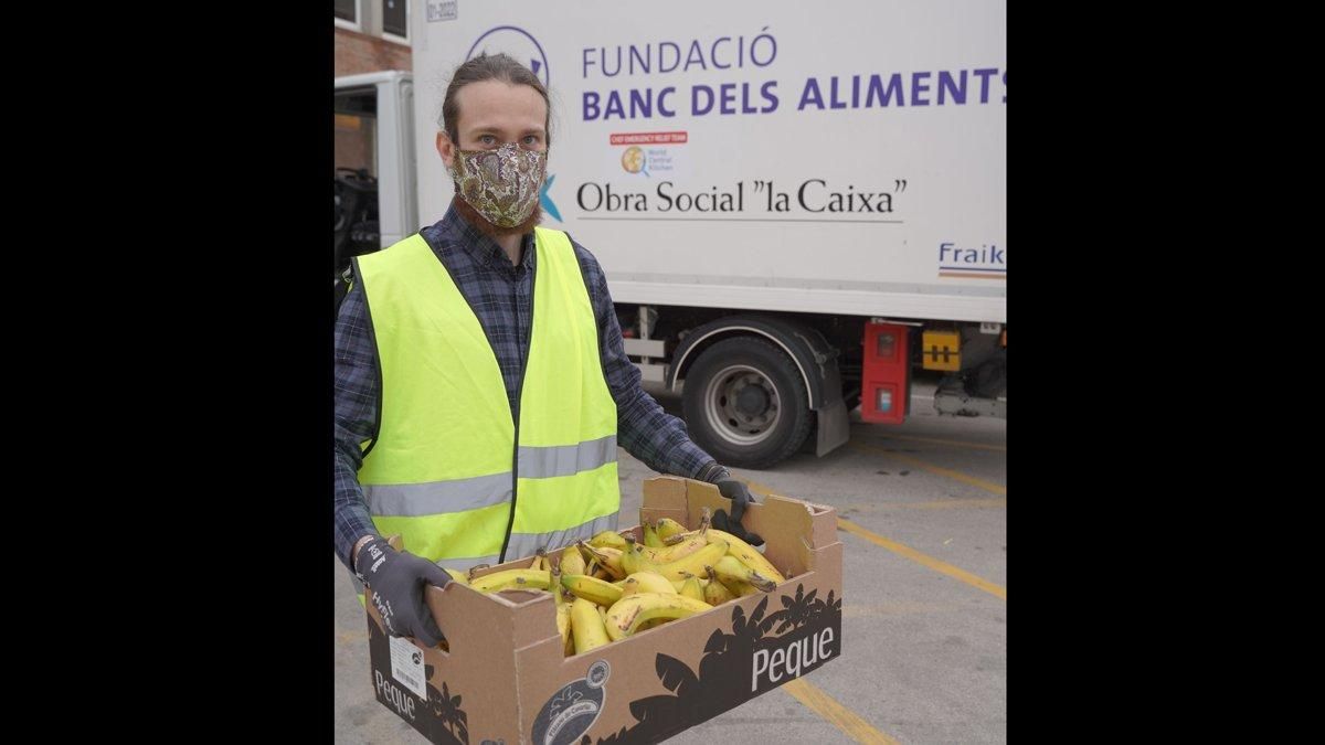 Un voluntario en un banco de alimentos. Un voluntario en un banco de alimentos.
