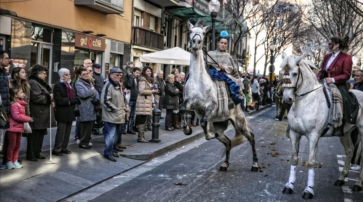 La cabalgata de carruajes en la fiesta de Tres Tombs por el barrio de Sant Andreu.