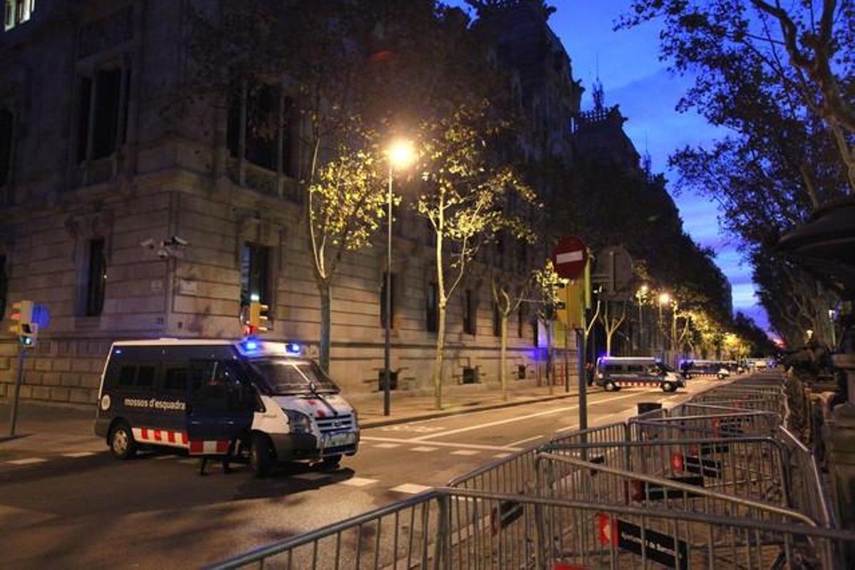 Furgonetas de los Mossos d’Esquadra, ante la sede de la Audiencia Provincial, a primera hora de este miércoles. Furgonetas de los Mossos d’Esquadra, ante la sede de la Audiencia Provincial, a primera hora de este miércoles.
