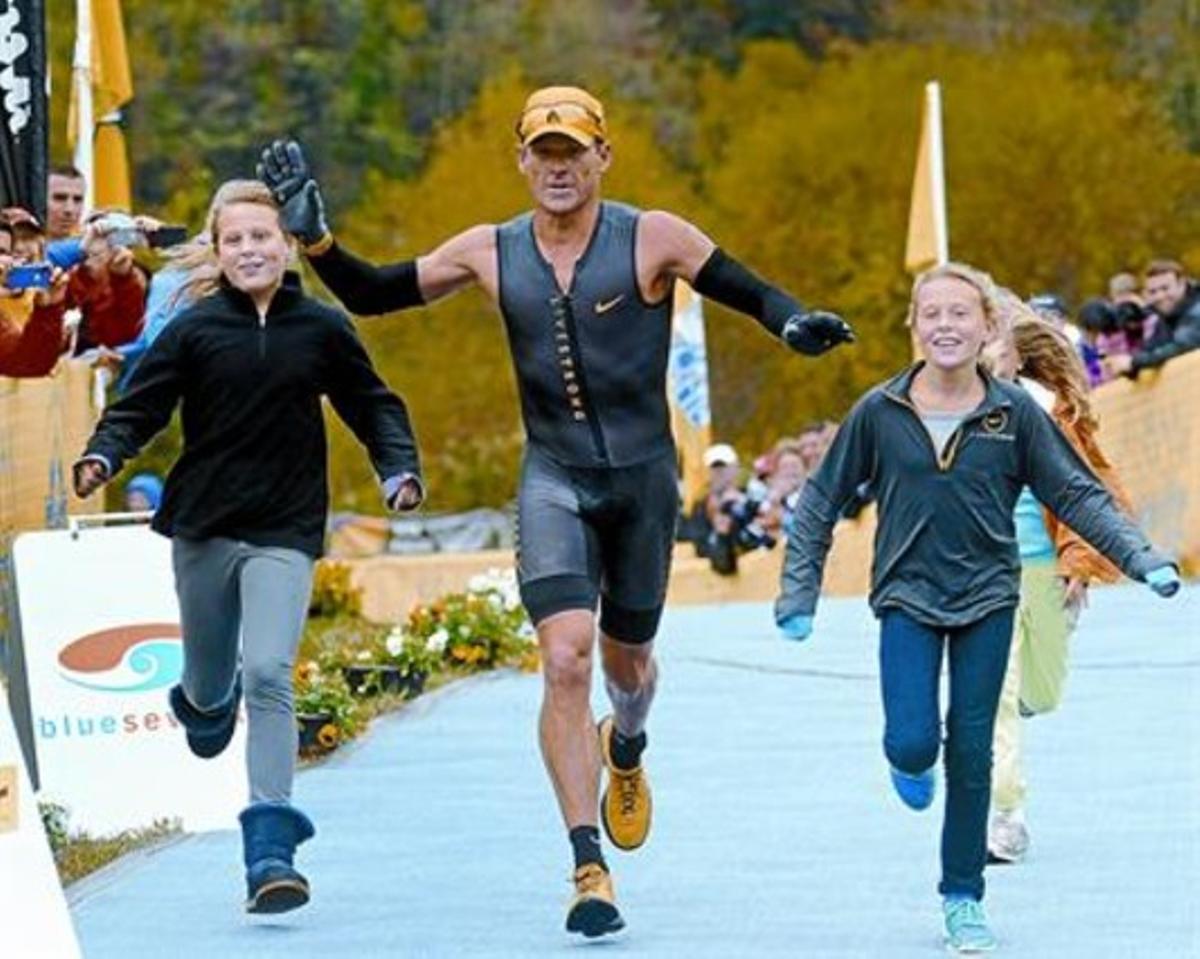 Armstrong y sus hijas, el domingo, en el triatlón de Maryland.