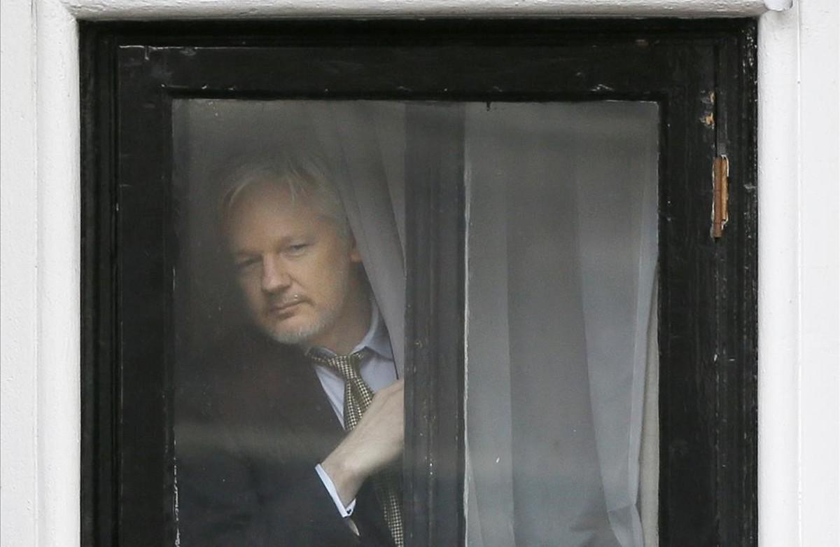 El australiano Julian Assange, desde el interior de la sede de la embajada de Ecuador en Londres.