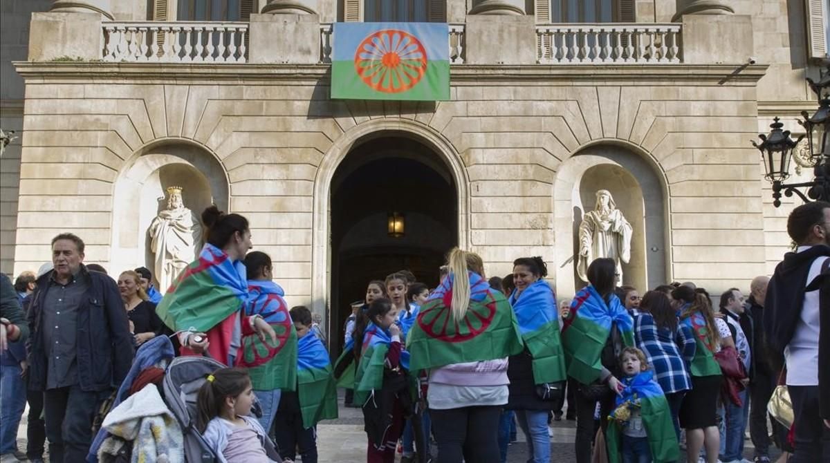 La bandera gitana colgada del balcón del Ayuntamiento de Barcelona, este viernes. La bandera gitana colgada del balcón del Ayuntamiento de Barcelona, este viernes.