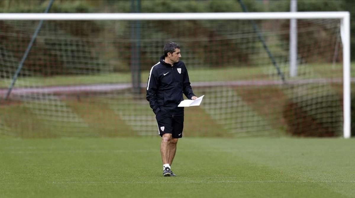 Ernesto Valverde, en un entrenamiento del Athletic de Bilbao, en las instalaciones de Lezama, en octubre pasado. Ernesto Valverde, en un entrenamiento del Athletic de Bilbao, en las instalaciones de Lezama, en octubre pasado.