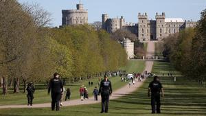 Controles de policía hoy sábado, en el castillo de Windsor, donde se celebrará el funeral de Felipe de Edimburgo.