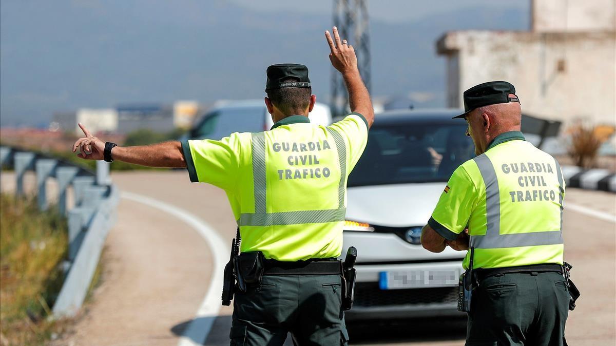 Control de la Guardia Civil en una carretera valenciana, este lunes.