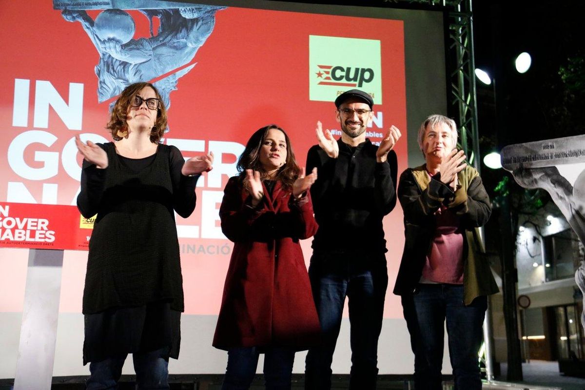La CUP celebra a Terrassa que la gent es «planti» i cremi fotos de la Monarquia La CUP celebra a Terrassa que la gent es «planti» i cremi fotos de la Monarquia