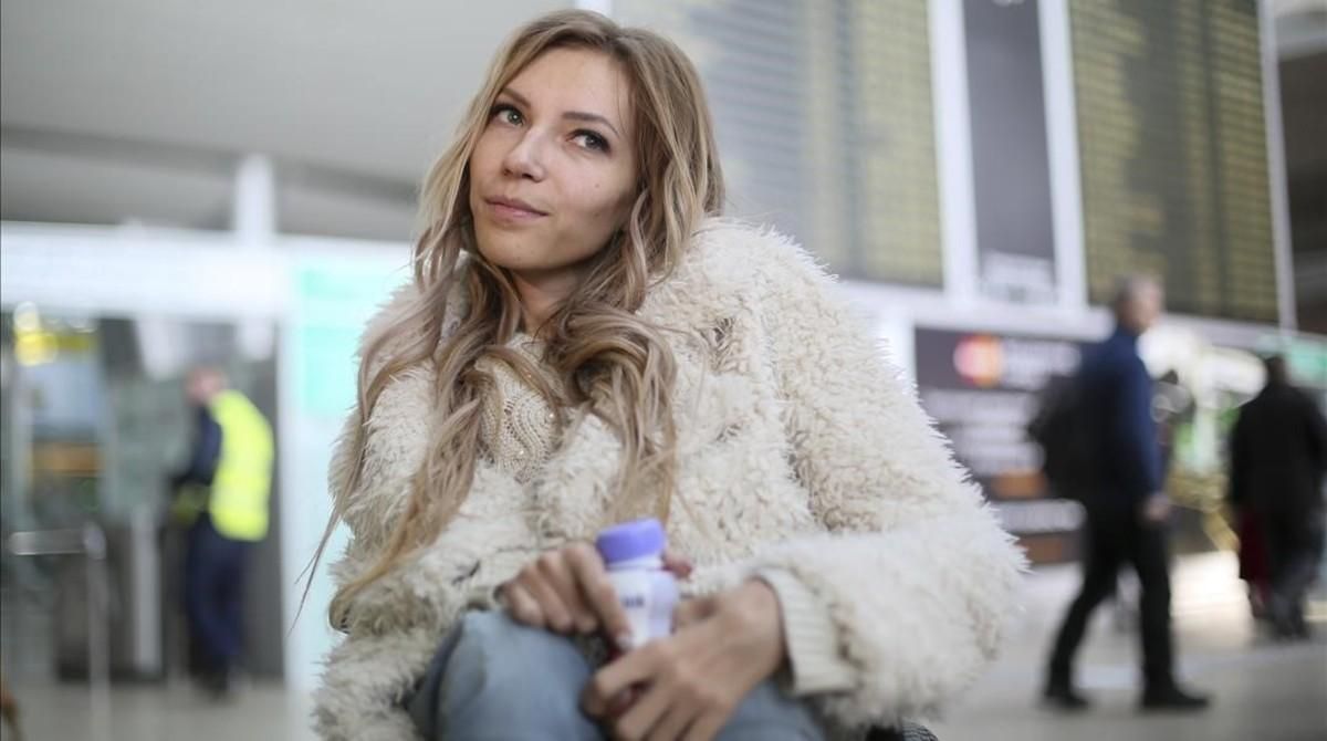 La cantante Yúlia Samóylova, representante de Rusia en el Festival de Eurovisión, en el aeropuerto Sheremetyevo de Moscú. La cantante Yúlia Samóylova, representante de Rusia en el Festival de Eurovisión, en el aeropuerto Sheremetyevo de Moscú.