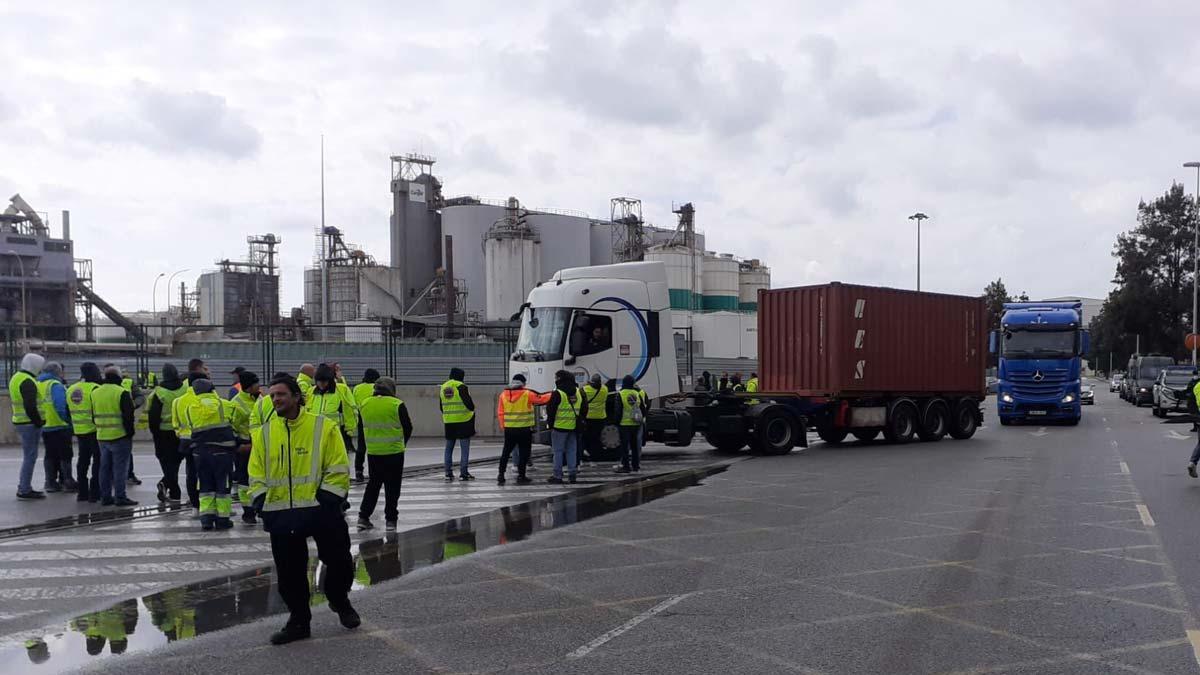 Huelga de transporte: los camiones bloquean los accesos al puerto de Barcelona.