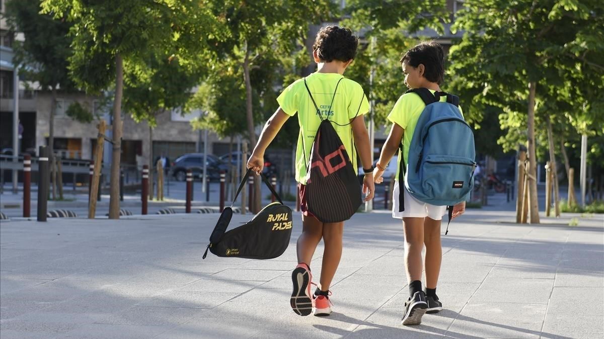 Dos hermanos, en su última semana de vacaciones, camino del casal de verano, en Barcelona Dos hermanos, en su última semana de vacaciones, camino del casal de verano, en Barcelona