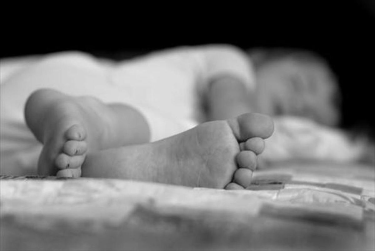 Un bebé duerme plácidamente. Un bebé duerme plácidamente.