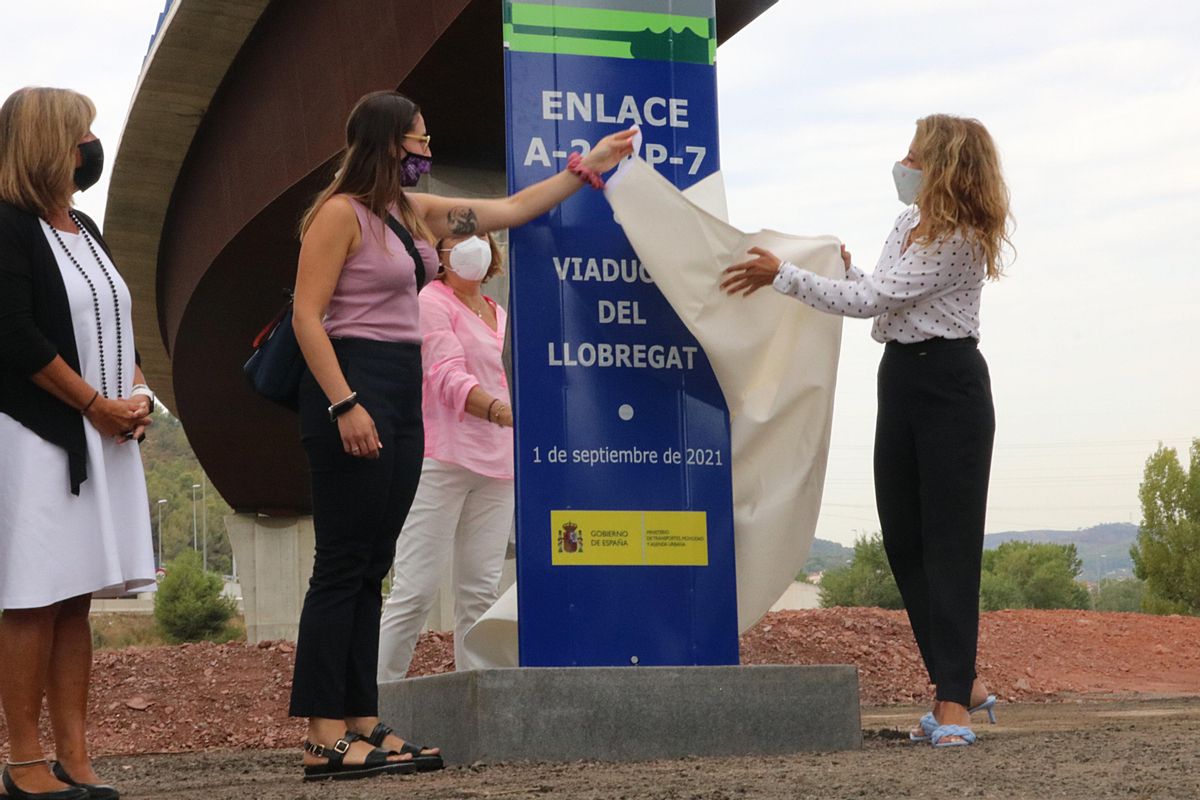 Descubrimiento del monolito de inauguración del enlace de la A-2 y la AP-7 por parte de la ministra Raquel Sánchez y la alcaldesa accidental de Castellbisbal, Melani Solís Descubrimiento del monolito de inauguración del enlace de la A-2 y la AP-7 por parte de la ministra Raquel Sánchez y la alcaldesa accidental de Castellbisbal, Melani Solís