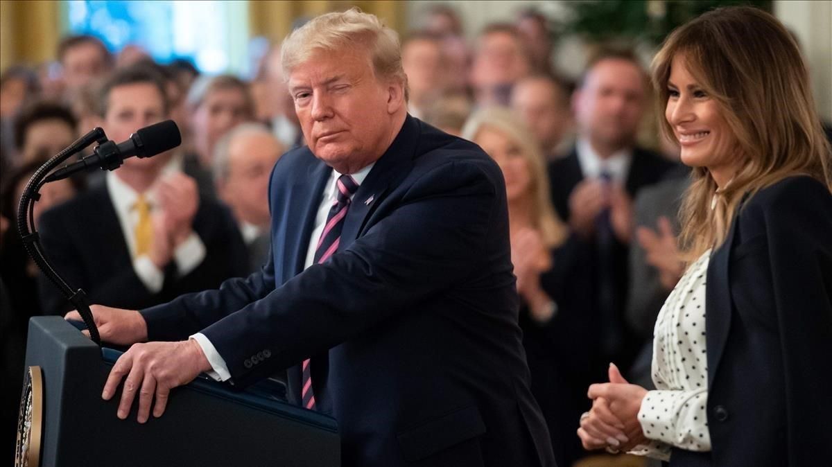 El presidente de EEUU, Donald Trump, y su esposa, Melania, durante la intervención que realizó para valorar su absolución en el ’impeachment’. El presidente de EEUU, Donald Trump, y su esposa, Melania, durante la intervención que realizó para valorar su absolución en el ’impeachment’.
