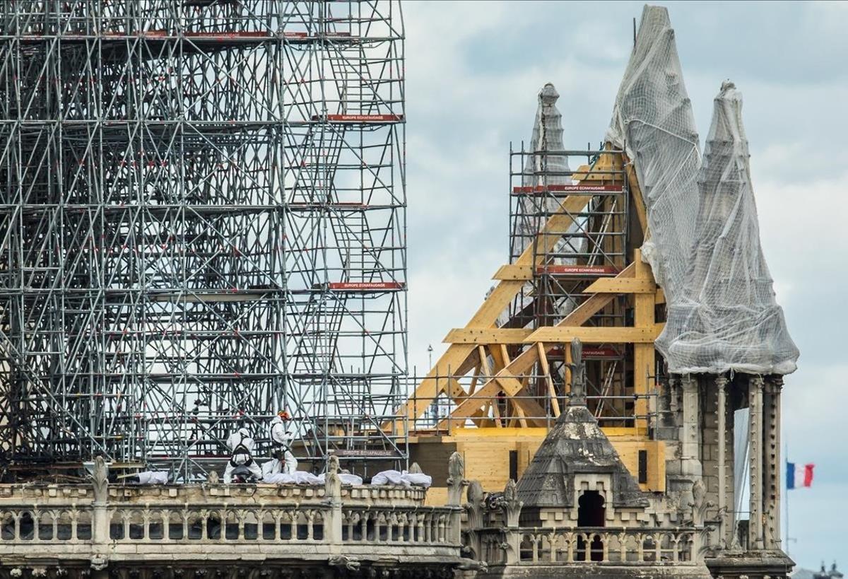 Vista de los trabajos de consolidación en la fachada de la Catedral de Notre Dame.