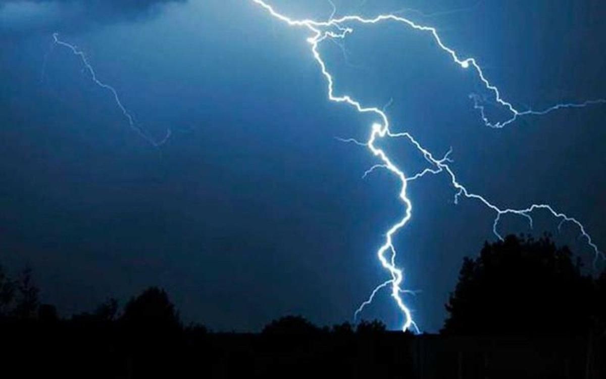 La caída de un rayo en medio de una tormenta. La caída de un rayo en medio de una tormenta.