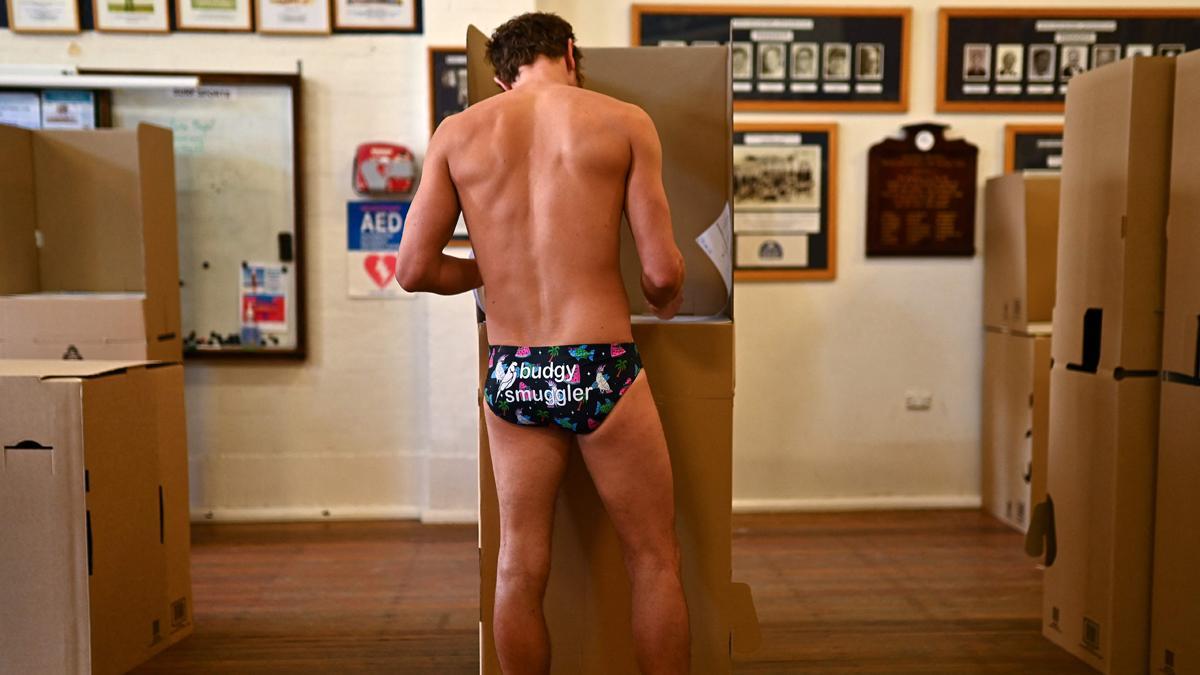 Australia vota en bañador. En la imagen, un colegio electoral en Bondi Beach, Sydney.
