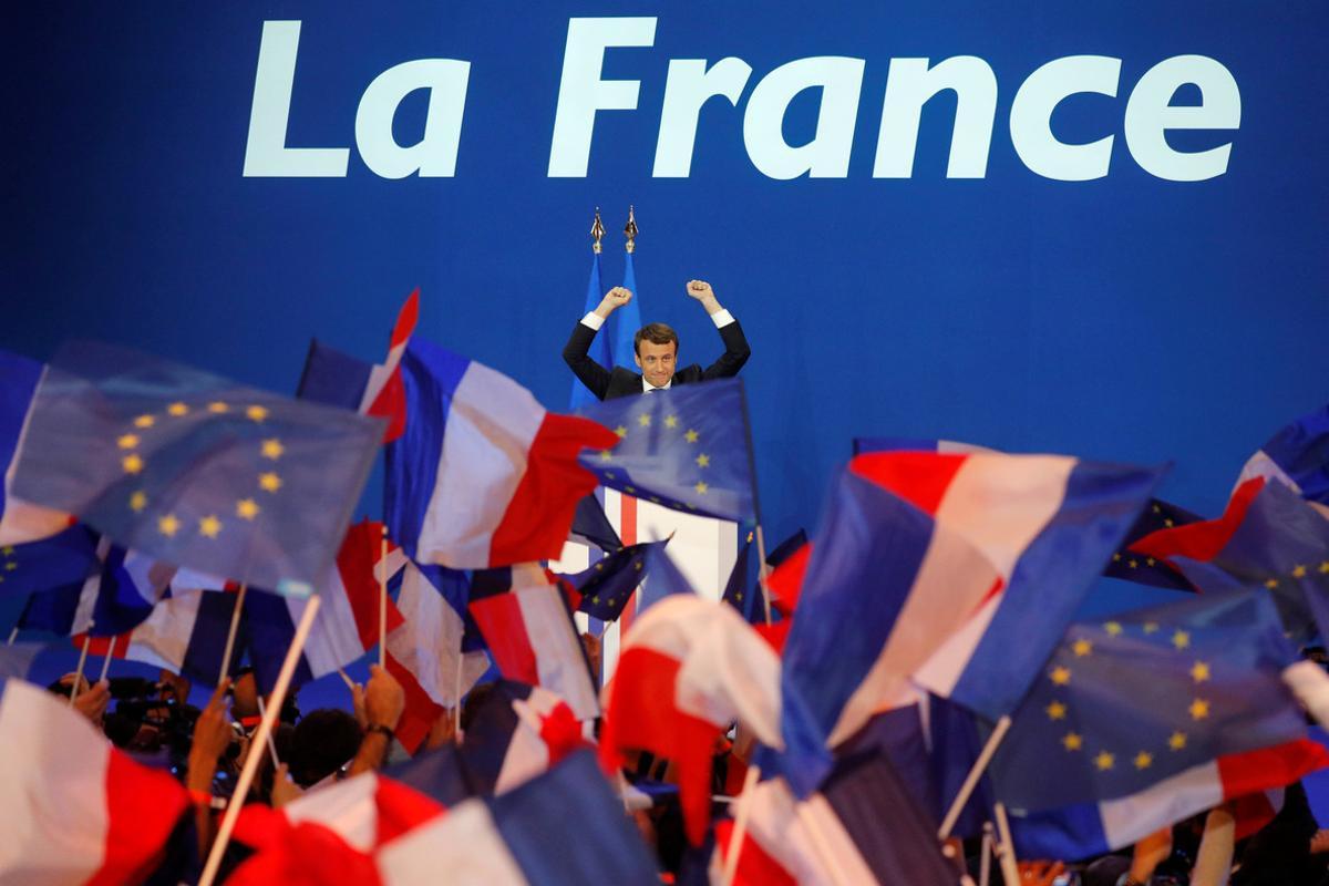 Emmanuel Macron celebra el domingo en la noche su victoria en la primera vuelta electoral.